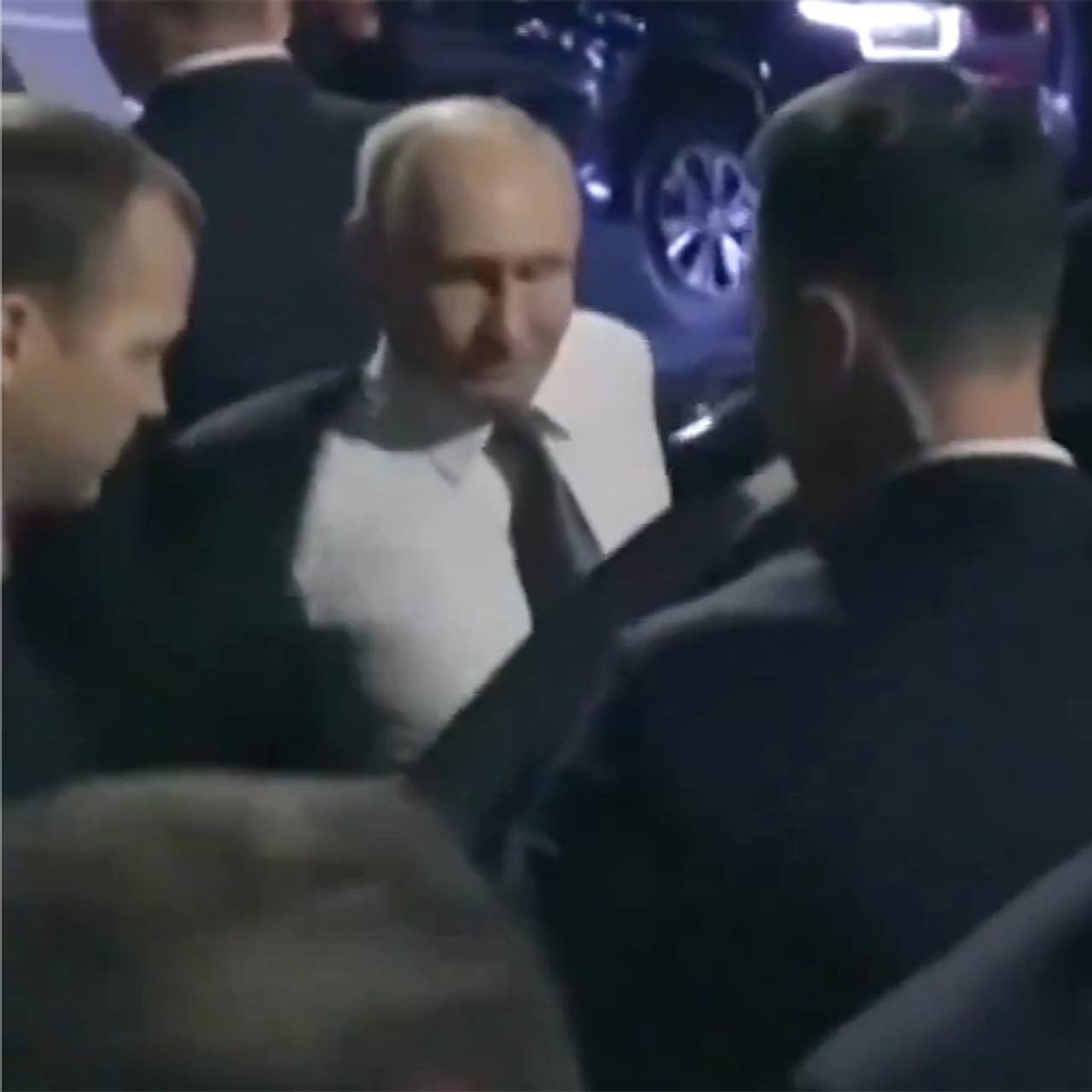 В сети завирусилось видео с Путиным без пиджака