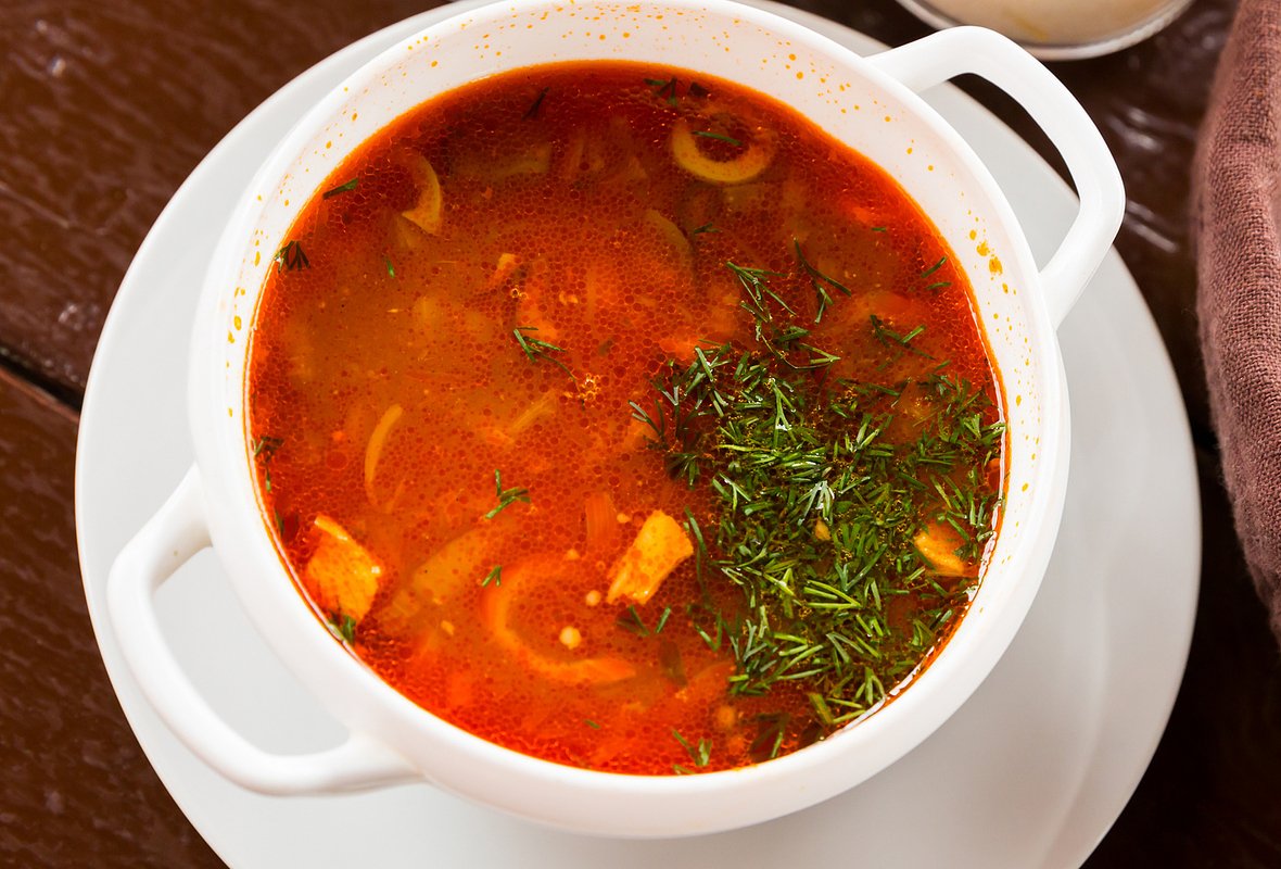 Грибная солянка может быть как постной, так и мясной