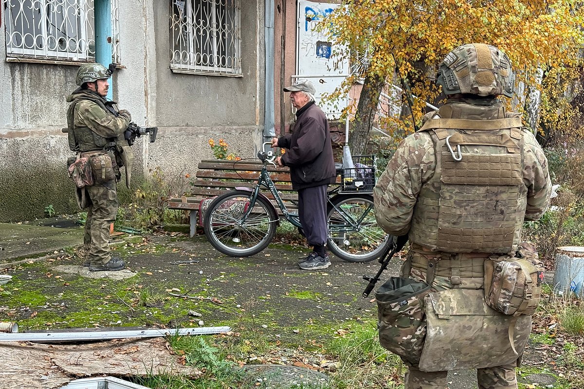 Военнослужащие Вооруженных сил РФ общаются с местными жителями в Красноармейске в ДНР