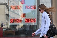 Рубль стремительно укрепляется. Стоит ли россиянам поспешить с покупкой валюты и техники?