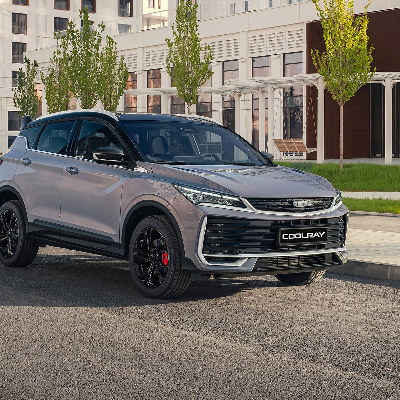 Geely объявил цену и старт продаж нового кроссовера в России