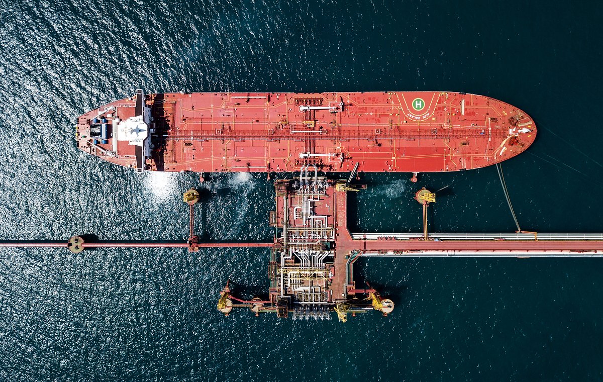 Нефтяной танкер у нефтеналивного терминала перевалочного комплекса «Шесхарис», Краснодарский край, 24 апреля 2020 года
