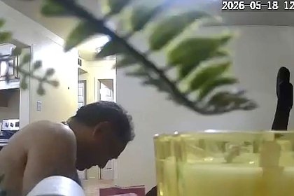Домовладелец тайно занялся сексом на диване арендатора и съел его продукты