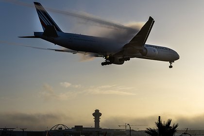 Самолету с пассажирами запретили садиться в США из-за лихорадки Эбола