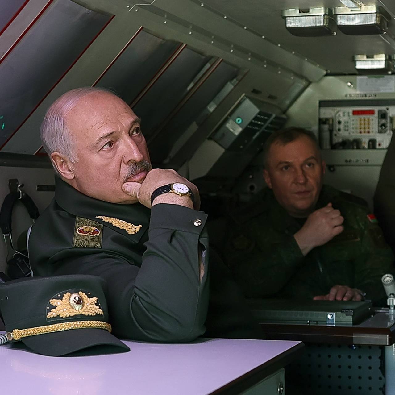 &laquo;То, что он нас пытается пугать &mdash; это не для меня&raquo;. Лукашенко в военной форме посоветовал Зеленскому сделать правильные выводы