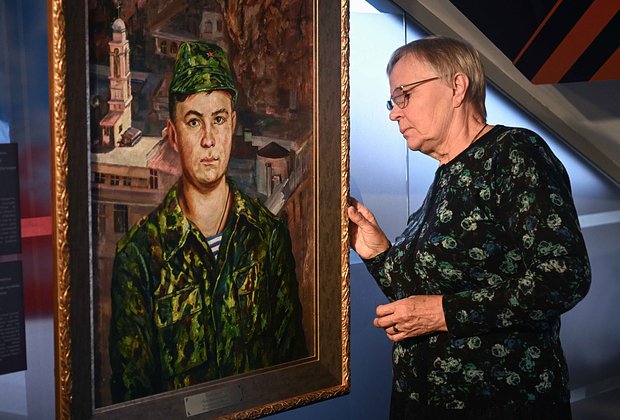 Любовь Васильевна Родионова у портрета сына в Музее военной формы Российского военно-исторического общества (РВИО) в Москве. Фото: Павел Бедняков / РИА Новости