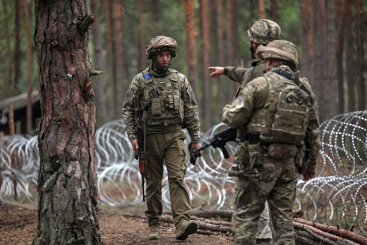 Военнослужащие Вооруженных сил Украины (ВСУ) на позициях неподалеку от белорусской границы, Житомирская область