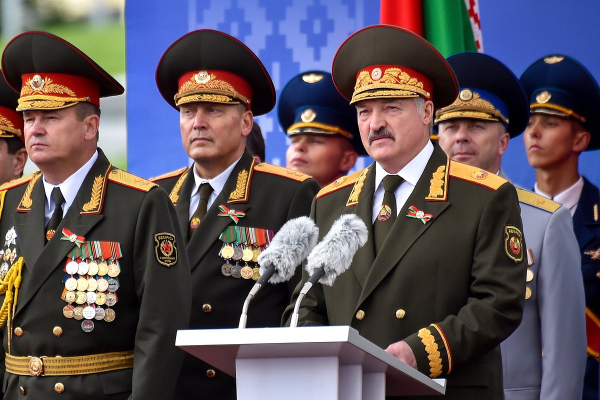 Президент Белоруссии Александр Лукашенко произносит речь во время военного парада в честь Дня независимости, Минск