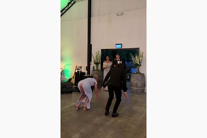 Платье лопнуло на подружке невесты во время танца на свадьбе