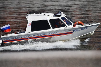 Три человека выпали из лодки на Енисее