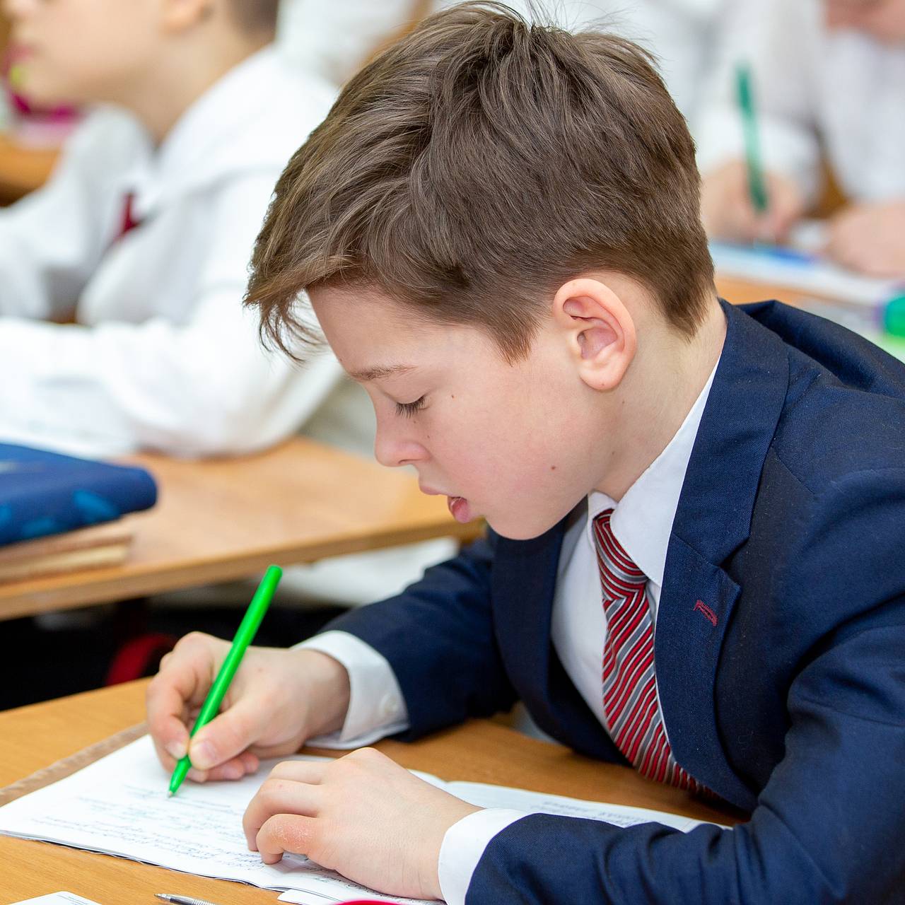 Психолог предостерегла родителей от платы детям за хорошие оценки