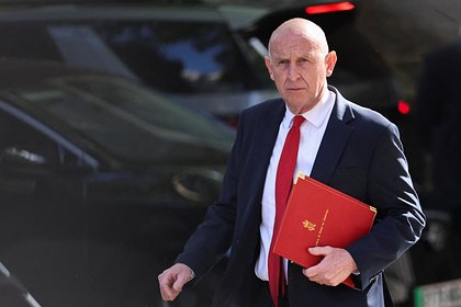 На самолете министра обороны Британии пропал сигнал у границы России
