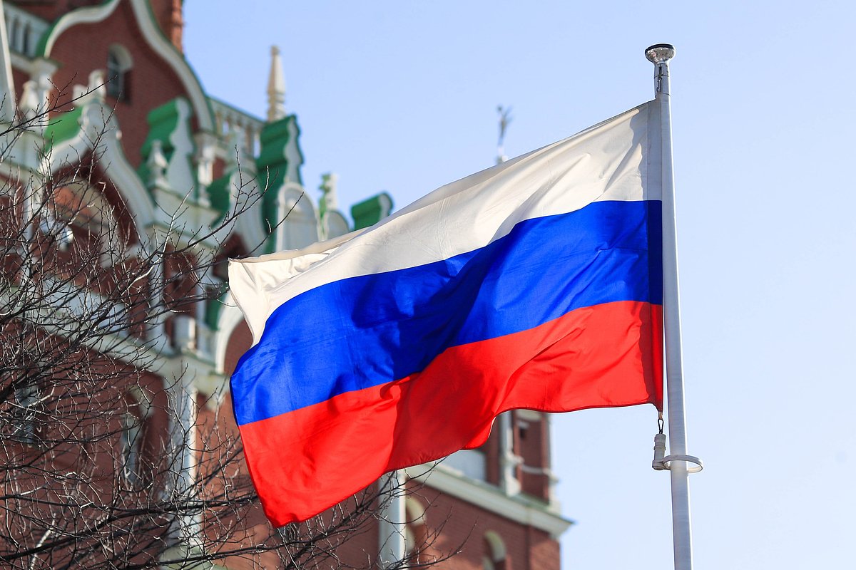 Официальной трактовки значения цветов флага России нет