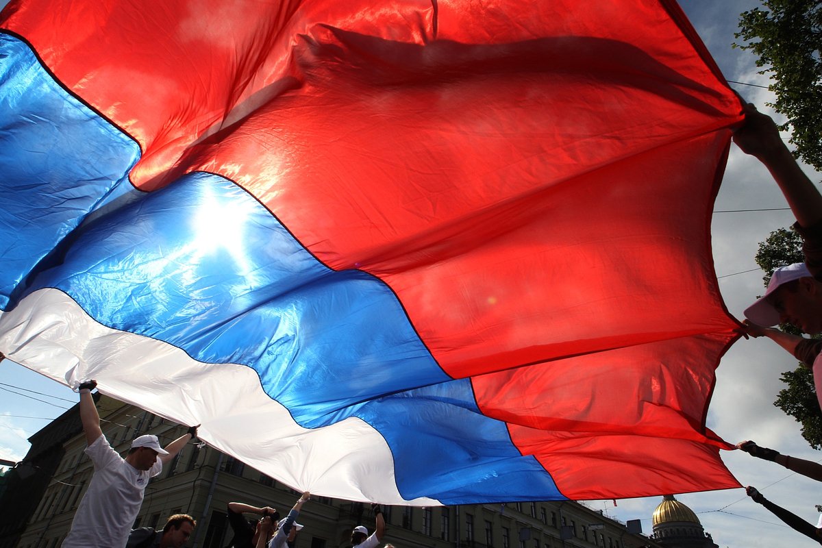 Самый большой флаг России, площадью 150 квадратных метров, подняли в Чечне в 2011 году