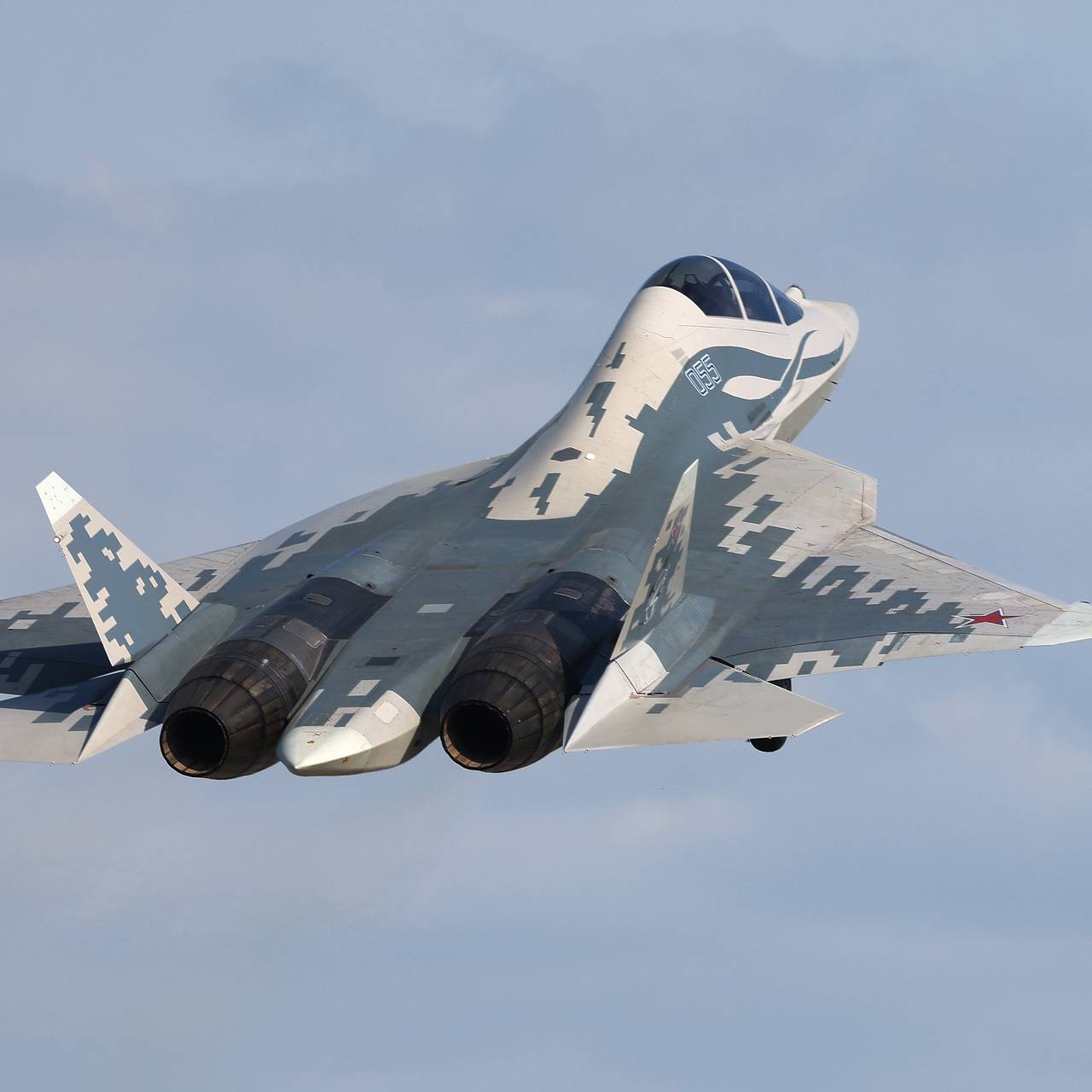 Шеф-пилот раскрыл роль второго пилота Су-57Д