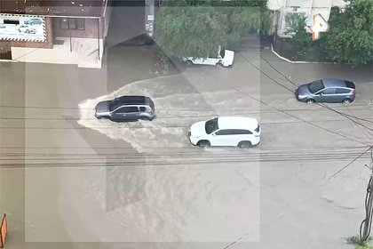 Машины поплыли по дорогам в российском регионе