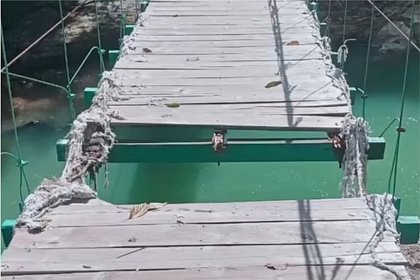 Туристы рухнули на камни с подвесного моста в Индонезии и получили смертельные переломы