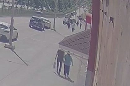 В российском городе на прохожих с дома рухнул кусок крыши
