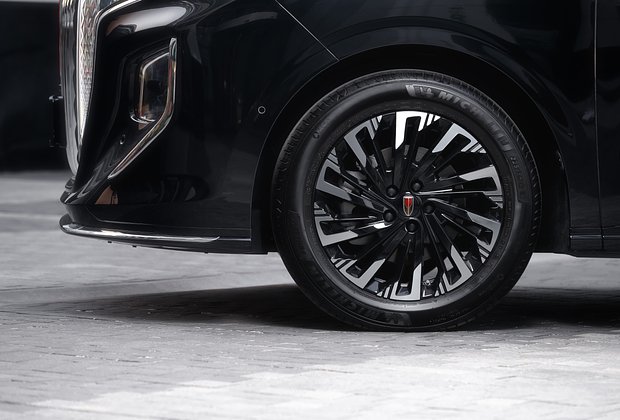 Задняя часть Hongqi HQ9