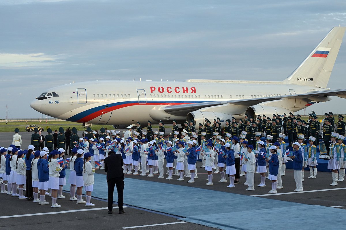 Самолет президента России Владимира Путина в Международном аэропорту имени Нурсултана Назарбаева в Астане, Казахстан, 27 мая 2026 года