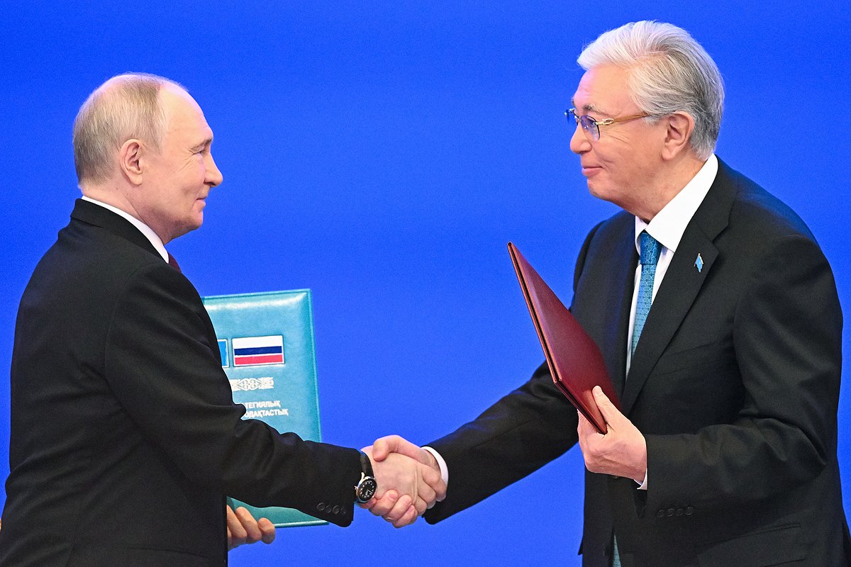 Президент России Владимир Путин и президент Казахстана Касым-Жомарт Токаев на церемонии подписания документов о сотрудничестве во Дворце Независимости в Астане, Казахстан, 28 мая 2026 года