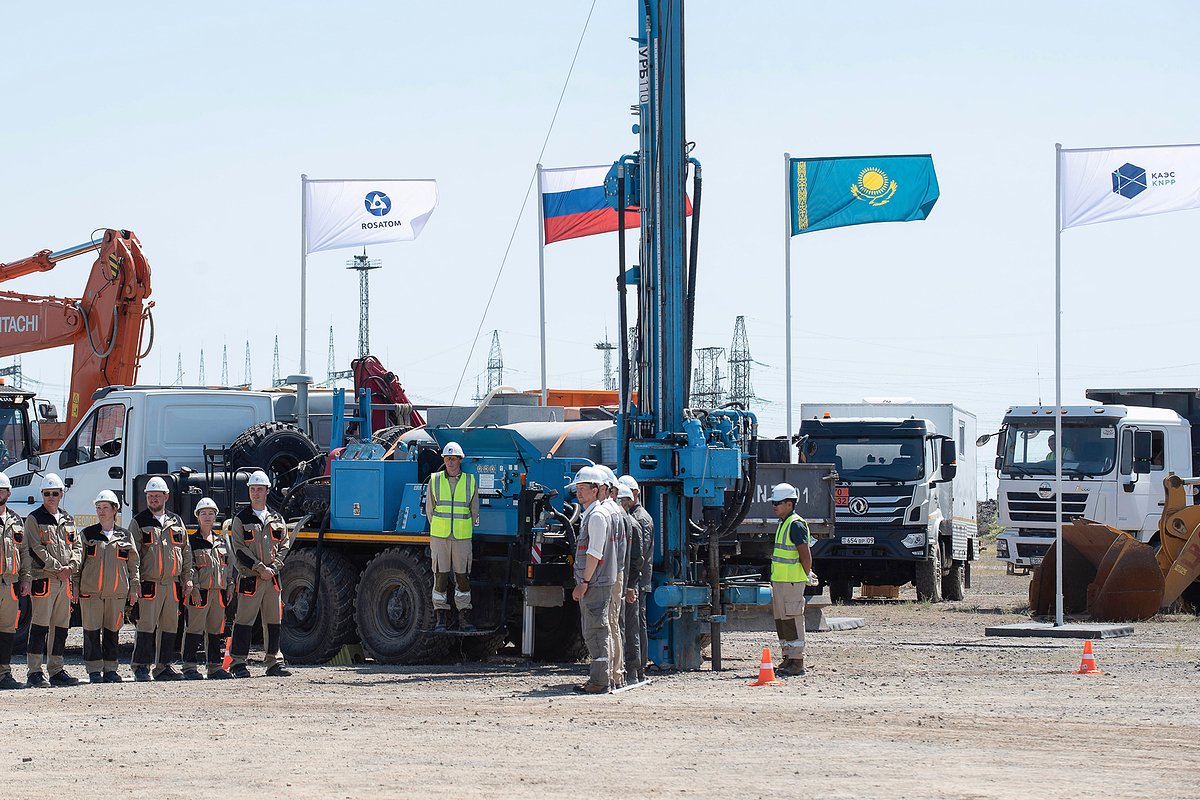 Представители России и Казахстана на церемонии запуска строительства первой АЭС в республике, озеро Балхаш, Алматинская область