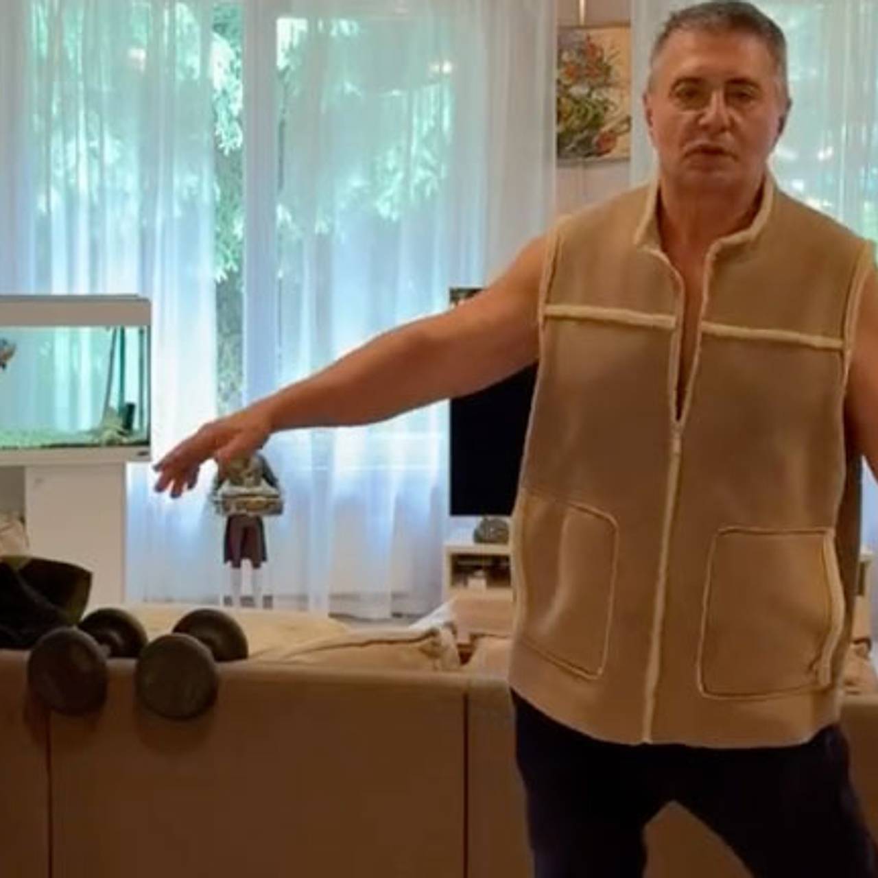 Доктор Мясников перенес операцию и выпил стакан пива