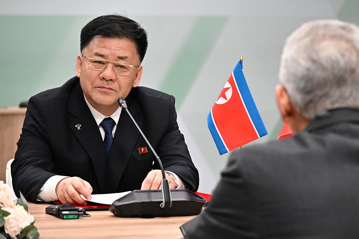 Руководитель Государственной службы разведки КНДР Лич Хен Дэ (слева)