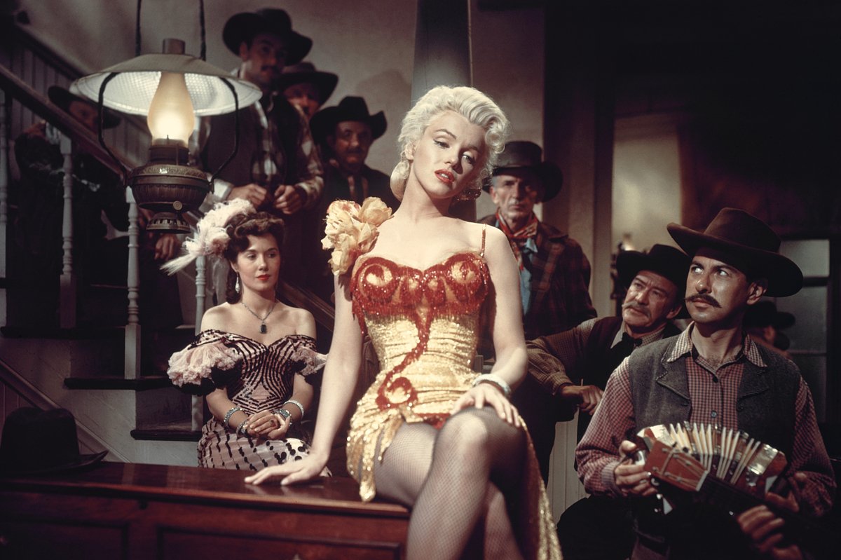 Мэрилин Монро на съемках фильма «Река не течет вспять», 1954 