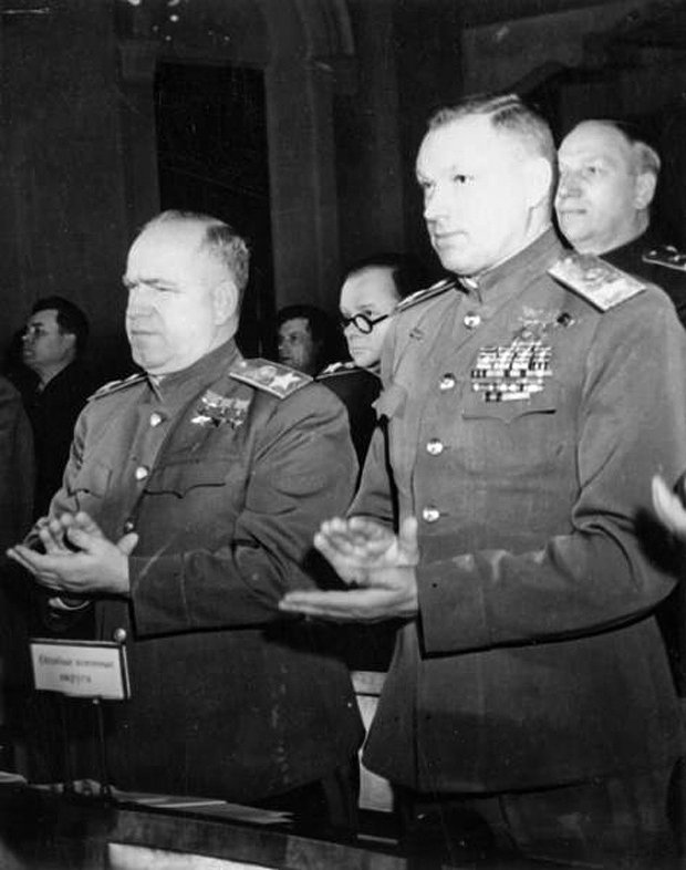 Маршалы Георгий Жуков (слева) и Константин Рокоссовский на заседании сессии 2-го созыва Верховного Совета СССР. Москва, 1946 год