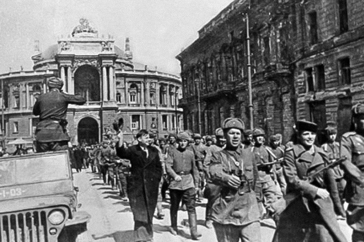 Советские войска маршируют в Одессе