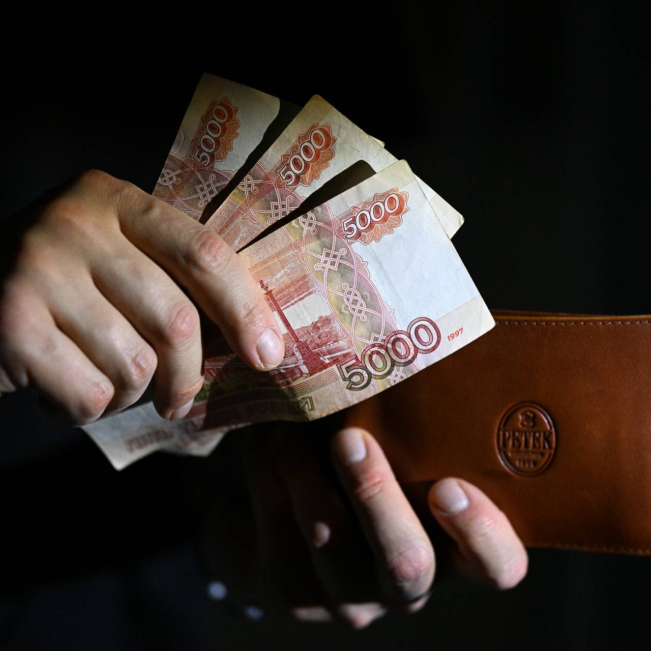 Россиянам назвали способ правильно распределить зарплату
