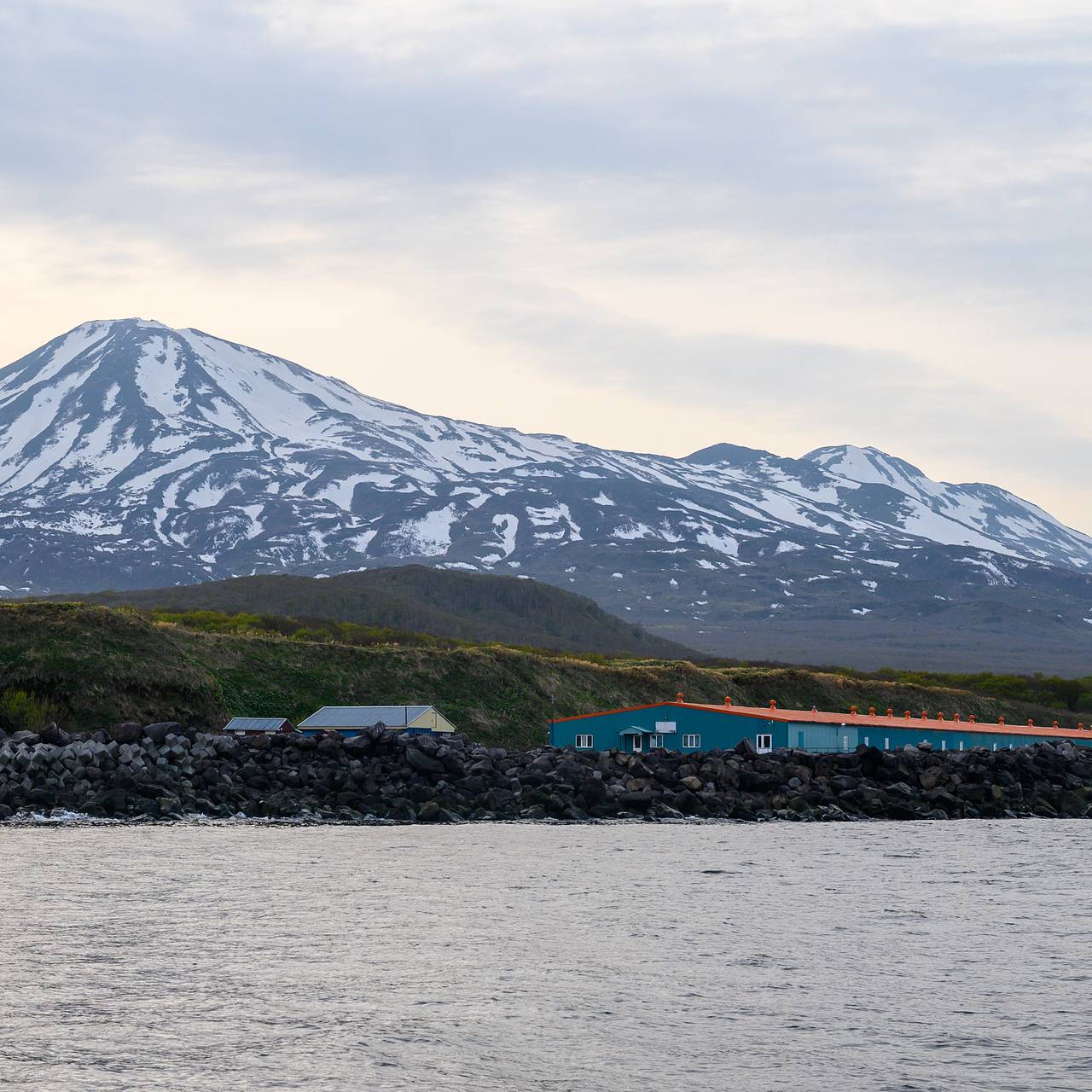 Колокол легендарного крейсера подняли со дна Охотского моря в России