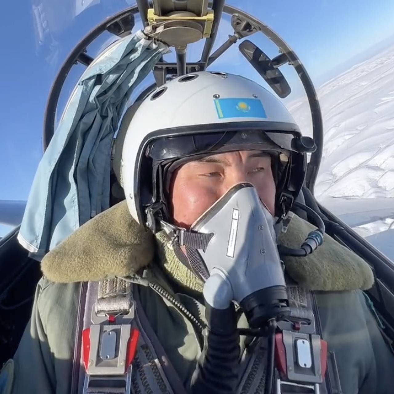 Пилот истребителя выложил видео с самолетом Путина