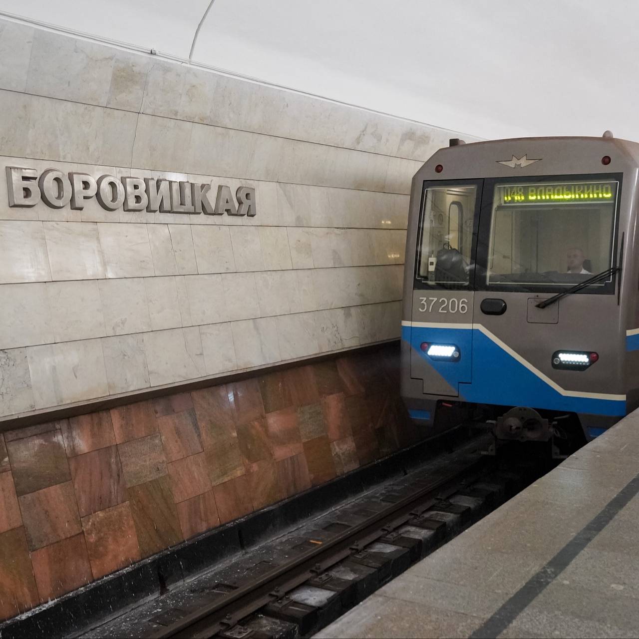 Усадившего на колени подростка в московском метро арестовали