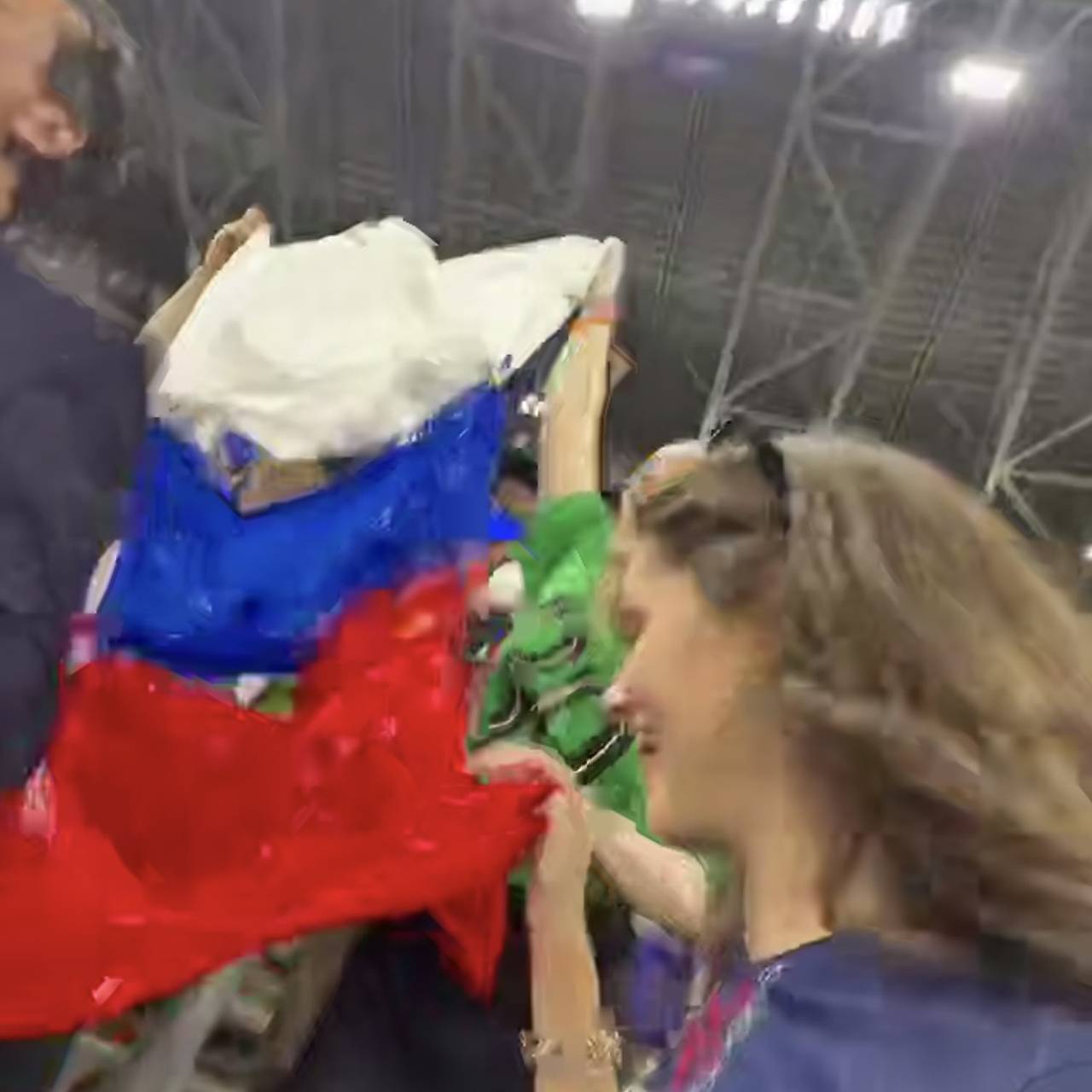 Жена Сафонова показала сбор вынесенного на поле российского флага