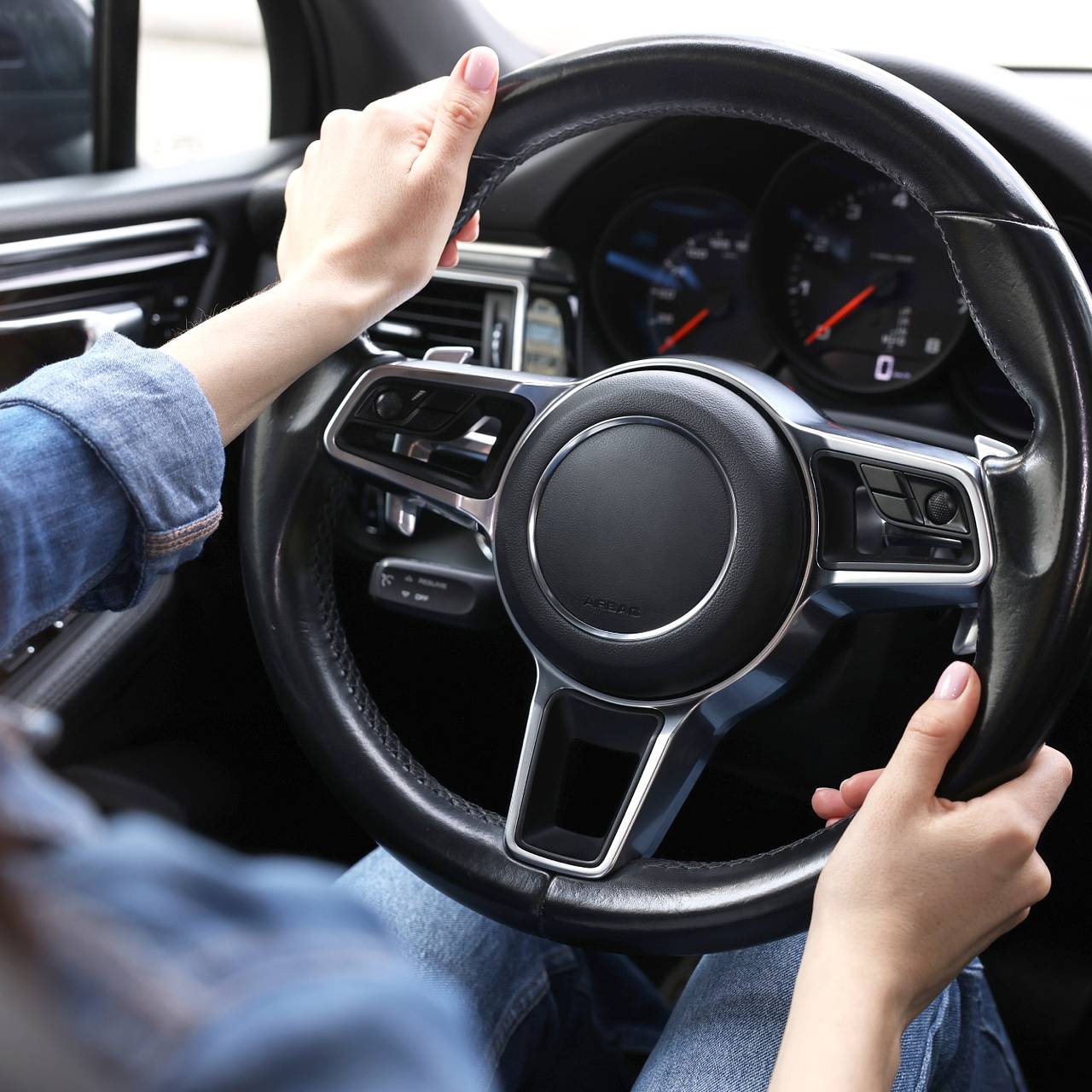 Российская блогерша похвасталась нарушениями ПДД на Mercedes и заинтересовала ГАИ