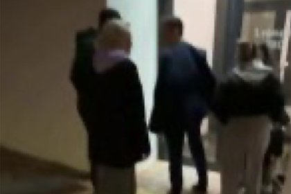 На гулявшую со щенком девушку напала нетрезвая компания в Подмосковье