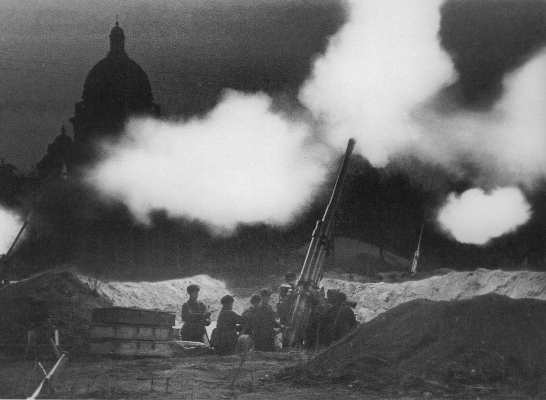 Отражение авианалета на Ленинград возле Исаакиевского собора, 1941 год