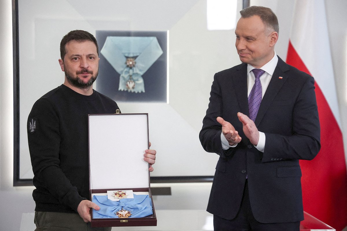 Зеленский получает из рук Дуды орден Белого орла, 5 апреля 2023 года