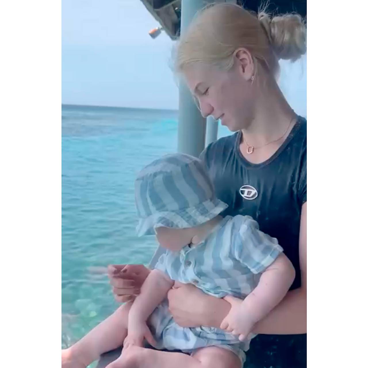 Фигуристка Игнатова поплавала с акулами
