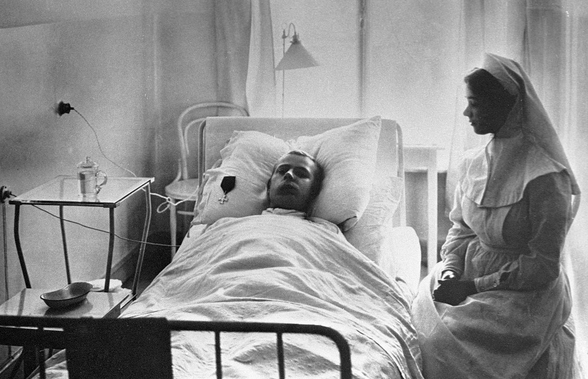 Медицинская сестра у постели солдата, получившего ранения во время Русско-японской войны