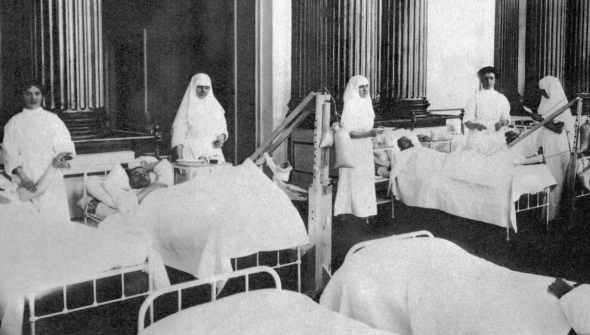 Сестры милосердия с ранеными в лазарете во время Первой мировой войны