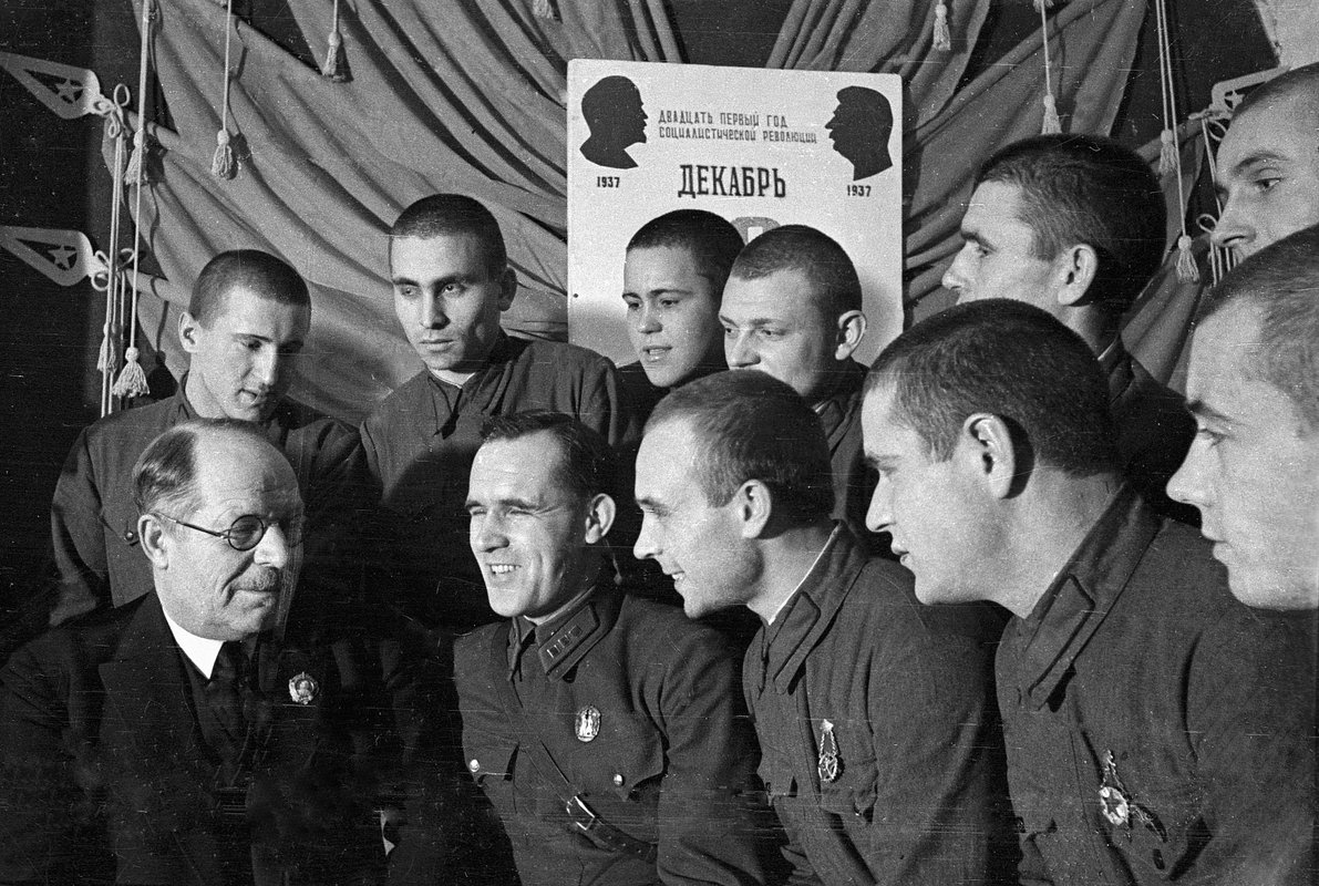 Николай Бурденко встречается с бойцами Пролетарской дивизии, конец 1930-х годов