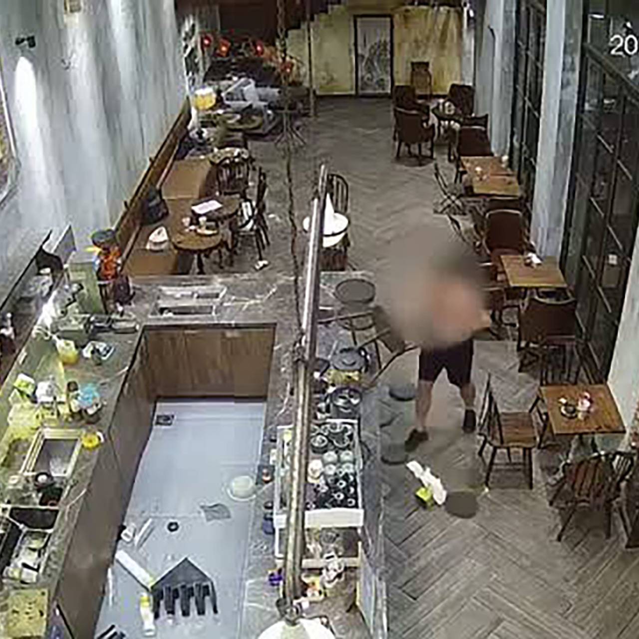 Турист без рубашки разгромил стулом кафе во Вьетнаме и попал на видео