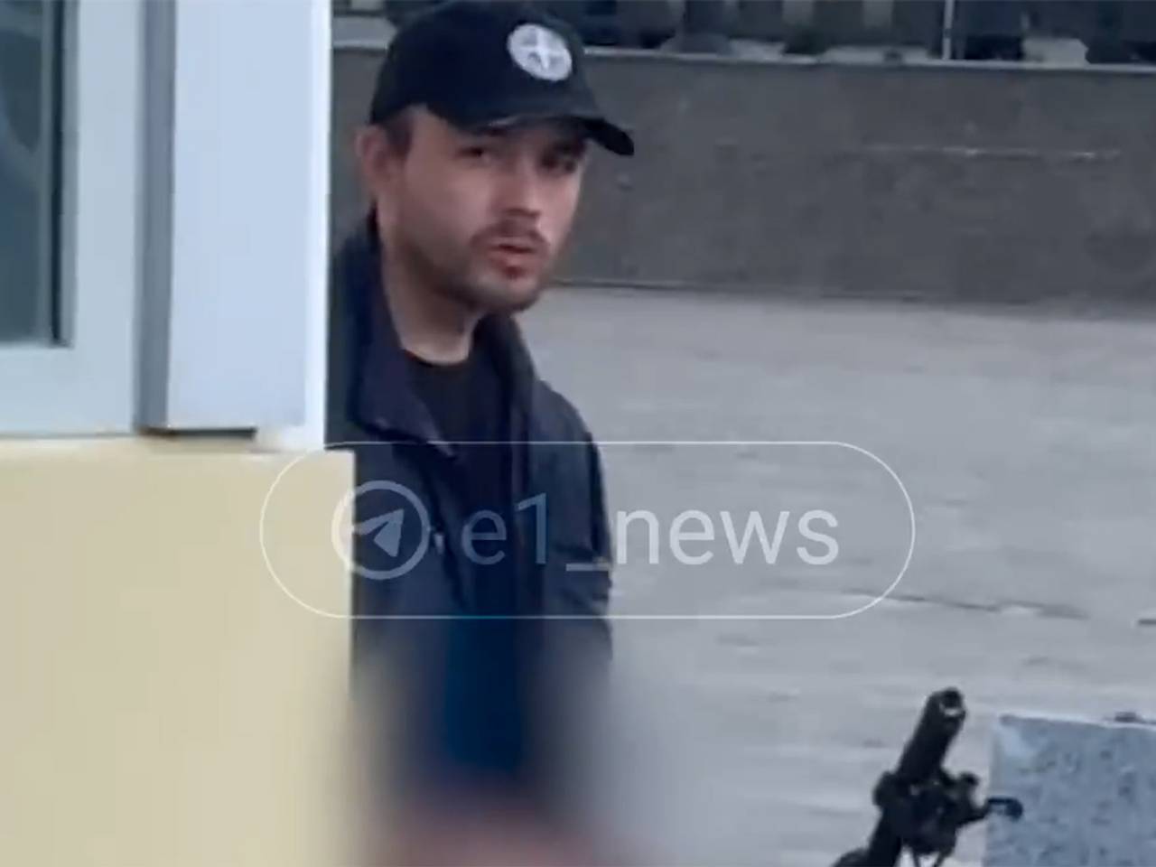 Россиянина застали за мастурбацией у входа в музей военной техники0