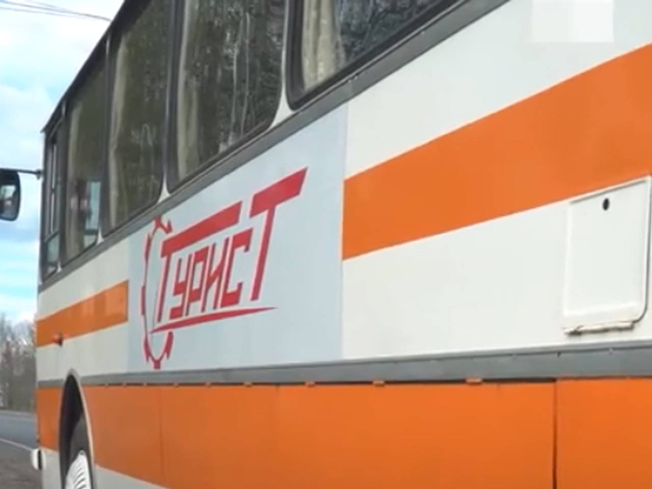 Россиянин потратил три года на восстановление старого автобуса из оригинальных запчастей0