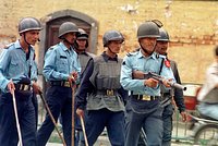 25 лет назад вооруженный до зубов принц расправился с монархом и королевской семьей. Его мотивы так и остались загадкой