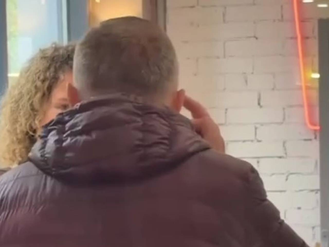 Россиянин преследовал девушку-бариста из-за пирсинга и синих волос0
