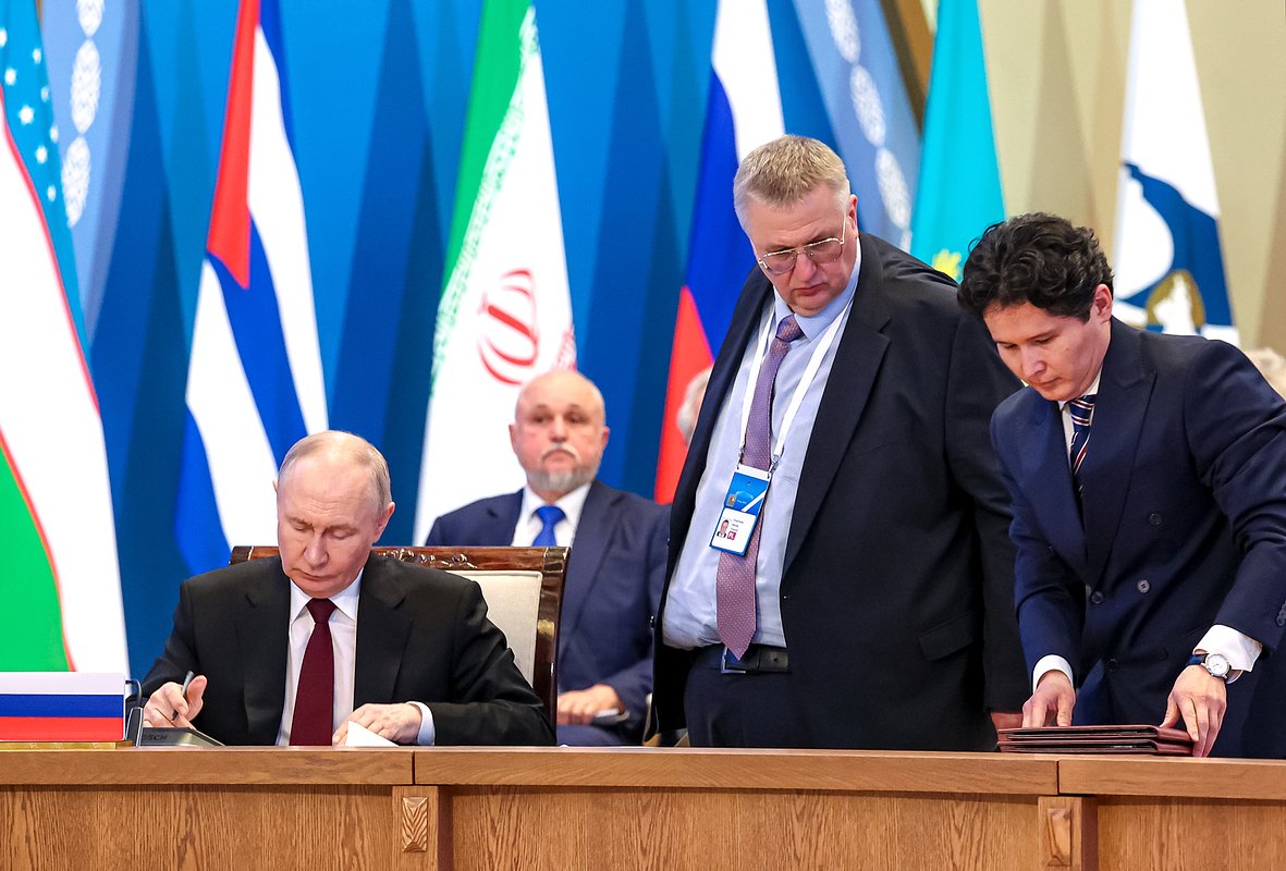 Президент России Владимир Путин и заместитель председателя правительства России Алексей Оверчук на церемонии подписания итоговых документов после заседания Высшего Евразийского экономического совета в расширенном составе, Астана, Казахстан, 29 мая 2026 года